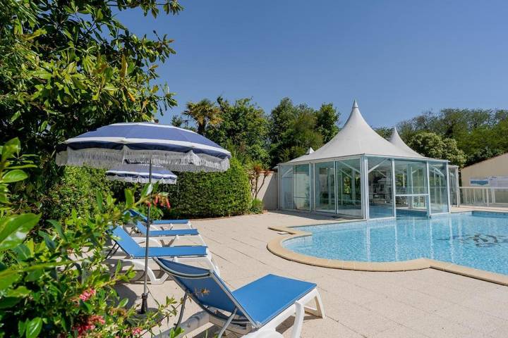 Hotel para 3 personas, con terraza además de jardín y piscina, Se admiten mascotas - 1