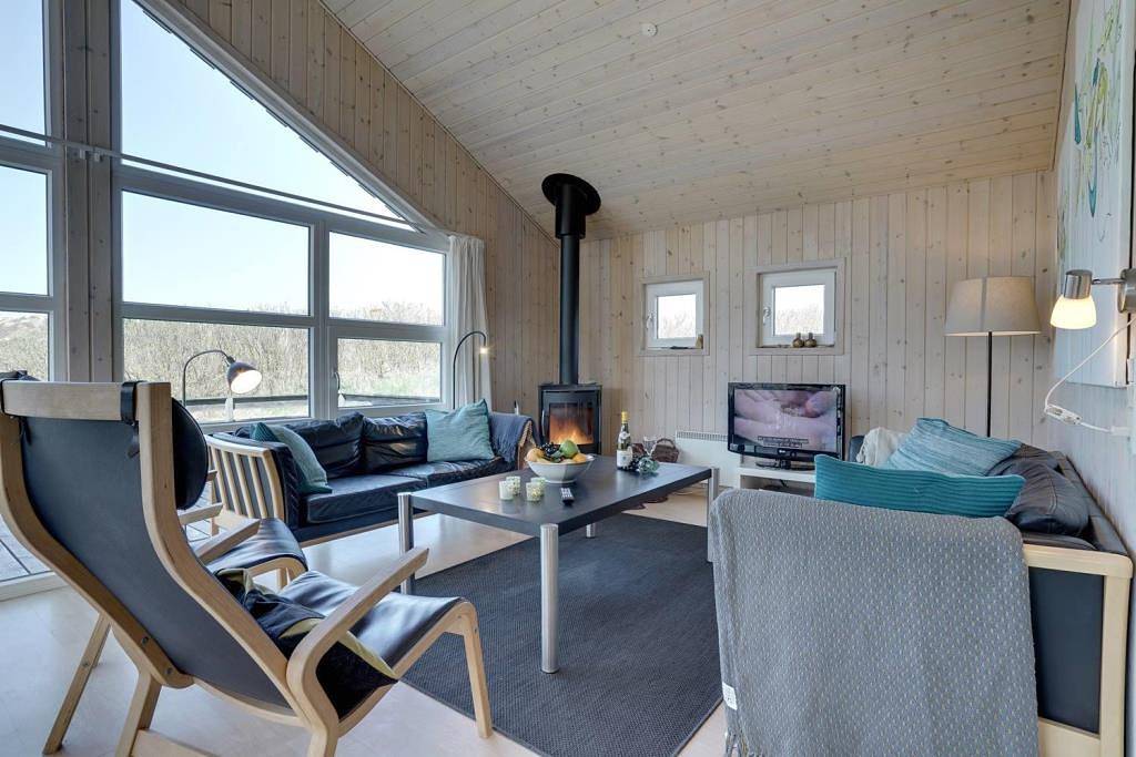 Hübsches Ferienhaus wunderschönem, leicht hügeligen Naturgrundstück in Henne, Varde