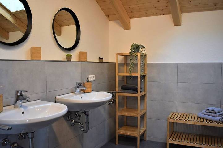 Ganze Wohnung, Ferienwohnung Bergblick mit 2 Schlafzimmern, Küche, Dusche/Wc und Loggia in Rosenheim, Oberbayern
