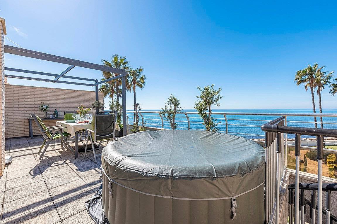 Ganze Wohnung, Apartment 'Seaside Luxury Solarium' mit Meerblick, Wlan und Klimaanlage in Montroig Bahia, Mont-roig del Camp