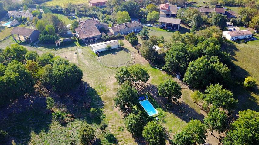 Gîte pour 5 personnes, avec Terrasse ainsi que Jardin et Piscine