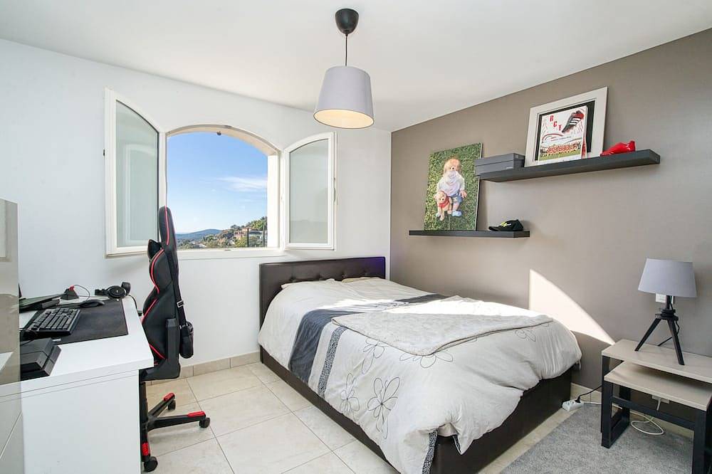 Villa For 8 People pool, jacuzzi, Panoramic view of the sea and vineyards… in La Londe-les-Maures, Côte méditerranéenne (France)