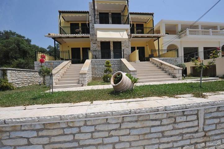 Gîte pour 6 personnes, avec Balcon et Terrasse ainsi que Jardin et Vue sur le lac à Arta