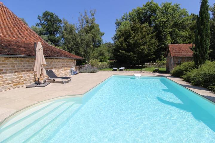 Gîte pour 4 personnes, avec jardin et piscine à Beaufort (Jura)