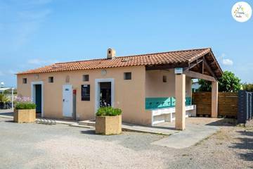 Camping pour 4 personnes, avec terrasse et piscine à Roquebrune-sur-Argens