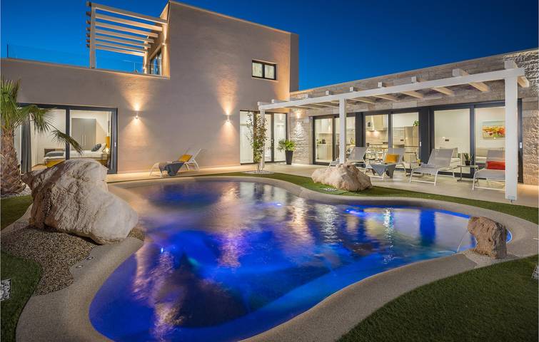 Ferienhaus für 8 Personen, mit Terrasse und Pool, kinderfreundlich in Kastelir