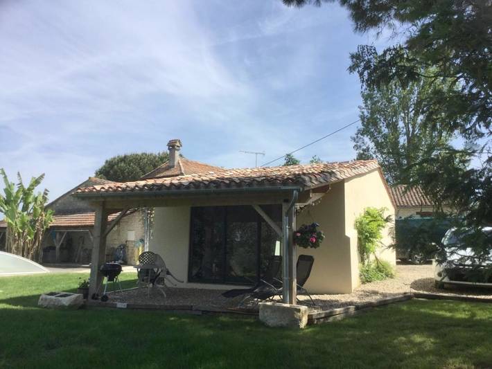 Location de vacances pour 2 personnes, avec Terrasse et Jardin ainsi que Piscine et Vue à Saint-Sernin