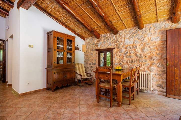 Apartamento entero, Apartamento 'Es Sestador' con vistas a la montaña, piscina compartida y Wi-Fi in San Lorenzo de Cardessar, Mallorca Este