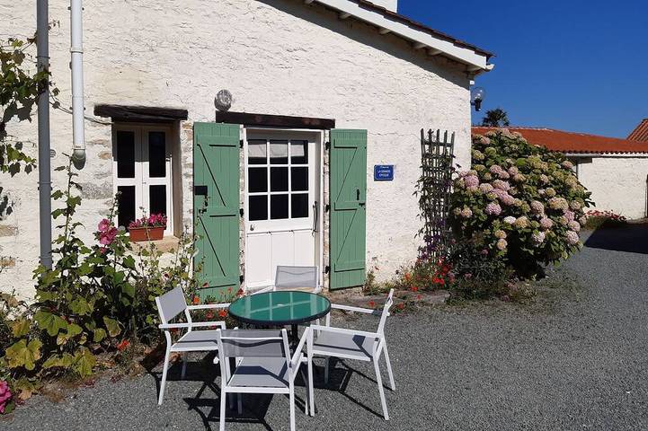 Gîte pour 6 personnes, avec jardin et piscine ainsi que terrasse et jacuzzi à Puyravault (Vendée)
