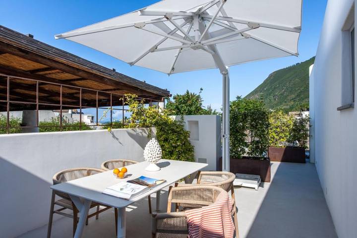 Vakantiewoning voor 2 personen, met uitzicht en tuin in Salina