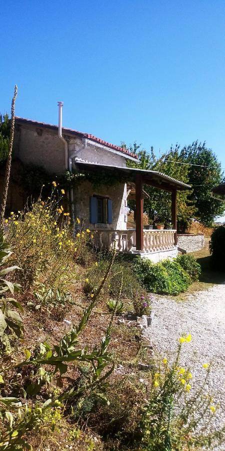 Gîte pour 2 personnes, avec vue ainsi que piscine et jardin, animaux acceptés à Nanteuil-Auriac-de-Bourzac