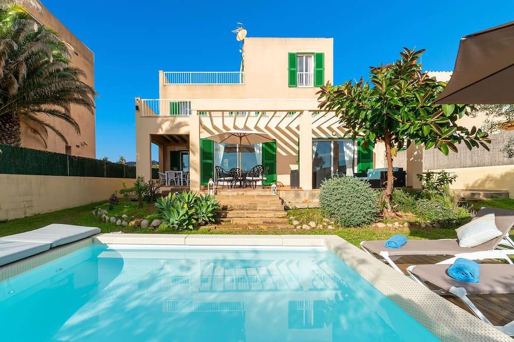 Amazing home in Port Verd with private swimming pool, can be inside or outside in Port Nou, Son Servera