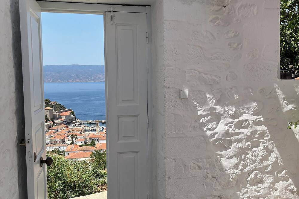 Entire apartment, Brigitte house. nice studio with beautiful view small courtyard inside in Hydra