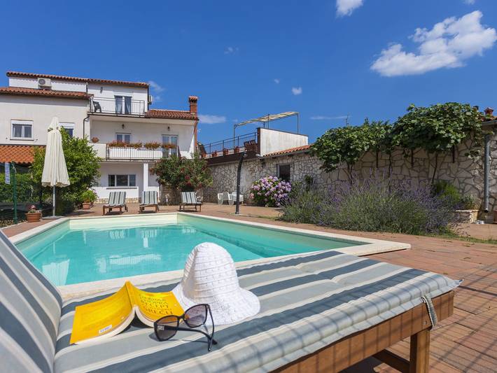 Ferienhaus für 10 Personen, mit Pool und Balkon