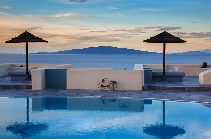 Apartahotel para 2 personas, con terraza además de vistas y piscina en Santorini