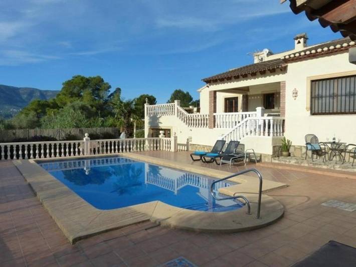 Villa pour 4 personnes, avec terrasse ainsi que jardin et piscine - 1