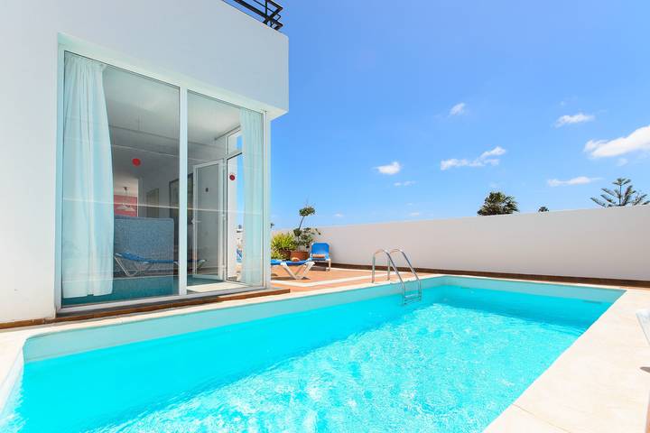 Puerto del Carmen Hermosa casa de vacaciones con piscina climatizada, patio privado y excelente ubicación in Puerto del Carmen, Tías