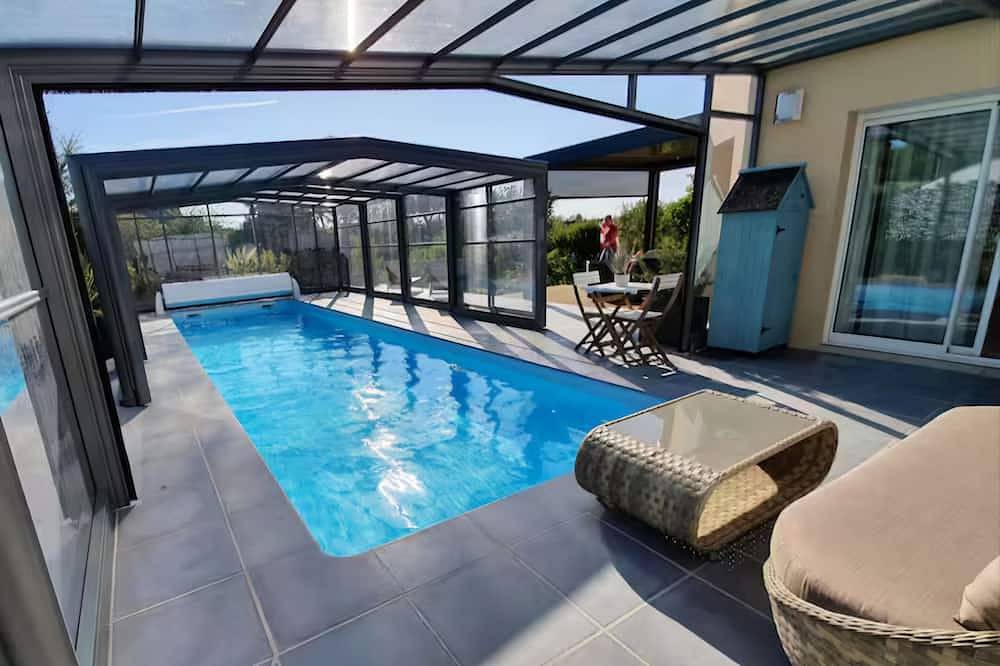 Saint-Lô - House with pool and park view. in Saint-Lô, Región de Saint-Lô