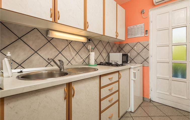 Apartamento vacacional entero, Refugio junto al mar: wifi, aire acondicionado, terraza y barbacoa. ¡A 2 km de la playa! in Stara Novalja, Pag