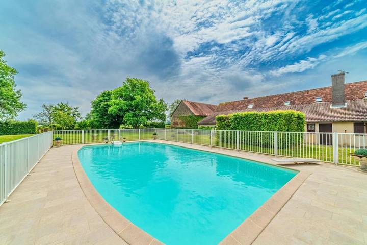 Location de vacances pour 8 personnes, avec terrasse ainsi que jardin et piscine à Gueugnon