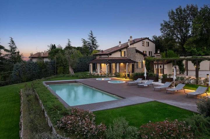 Ferienhaus für 10 Personen, mit Garten und Pool sowie Balkon und Whirlpool