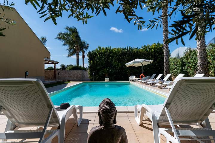 Agriturismo per 8 persone, con Terrazza e Giardino nonché Piscina a Scicli