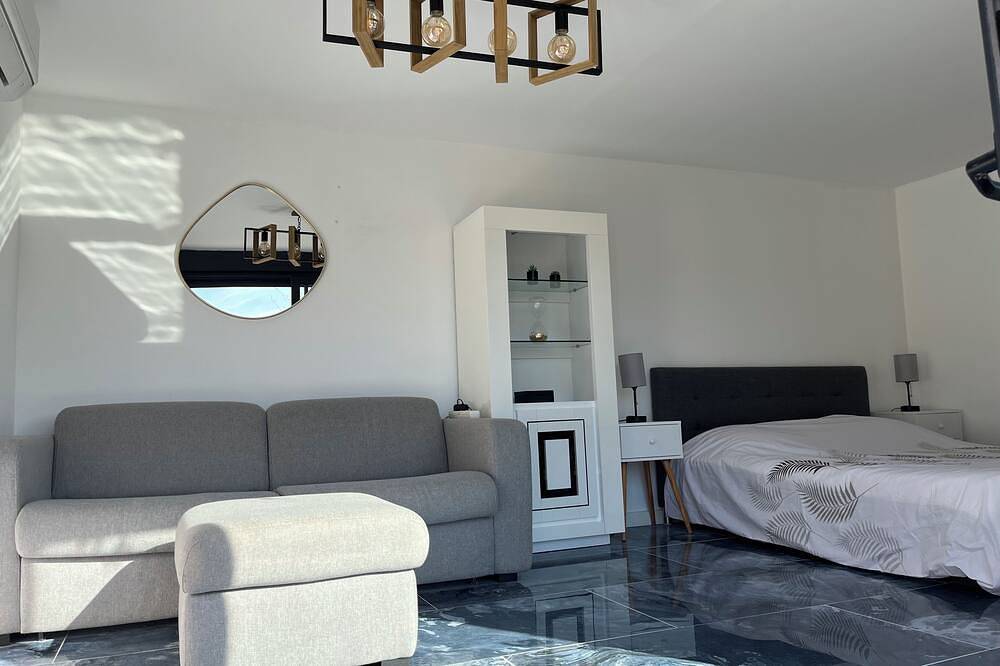 Entire apartment, J & J Home in Entraigues-sur-la-Sorgue, Vaucluse