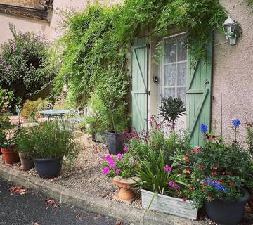 Gîte pour 4 personnes, avec vue ainsi que piscine et jardin, adapté aux familles à Le Vigeant