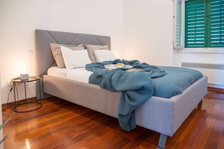 Apartamento entero, Apartamento de lujo con hermosa terraza con vistas al mar: 50 metros al mar, a pie de la ciudad in Plaža Lipovica, Opatija Riviera