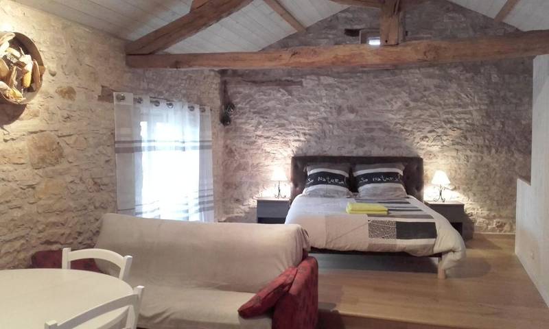 Gîte pour 3 personnes, avec Balcon et Terrasse ainsi que Jardin et Piscine à Pontcirq