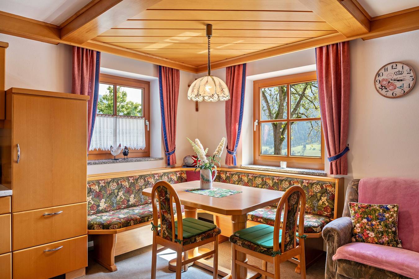Apartamento entero, Apartamento vacacional 'Biobergbauernhof Bergzeit' con vistas a la montaña, terraza privada y Wi-Fi in Goldegg, Ski Amadé