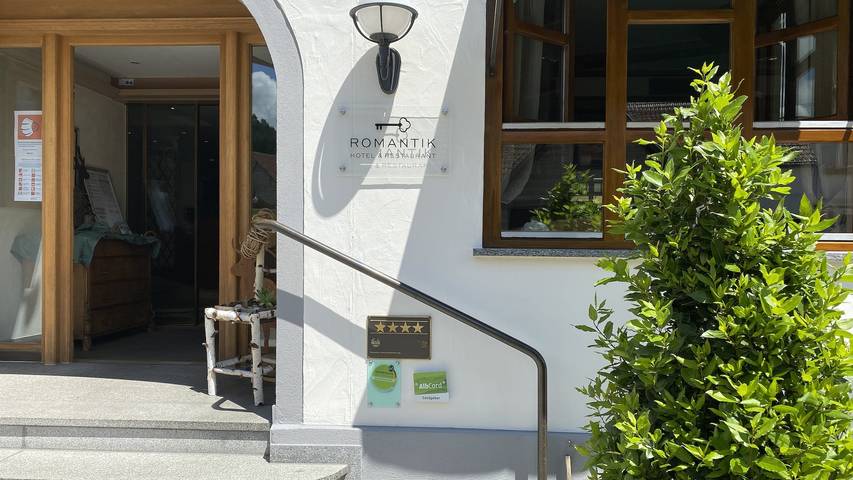 Romantik Hotel l Restaurant Hirsch - Einzelzimmer Pfaffenberg mit Balkon, 18 qm, Badezimmer mit Dusche in Sonnenbühl, Neckar-Alb