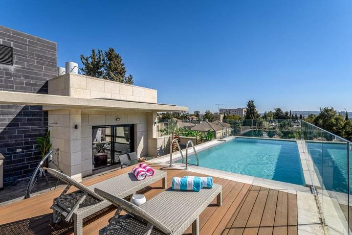 Casas e apartamentos de temporada para 7 pessoas, com balcão e piscina e ainda jacuzzi, adaptado a crianças em Jerusalém