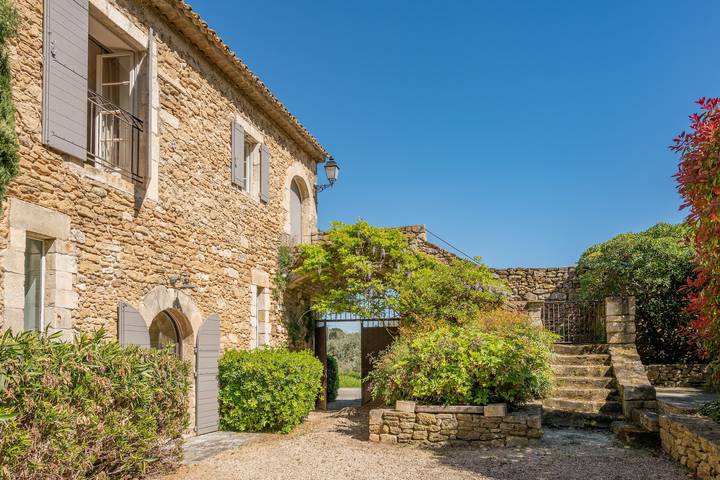 Maison de campagne pour 8 personnes, avec piscine ainsi que terrasse et jardin, adapté aux familles à Oppède