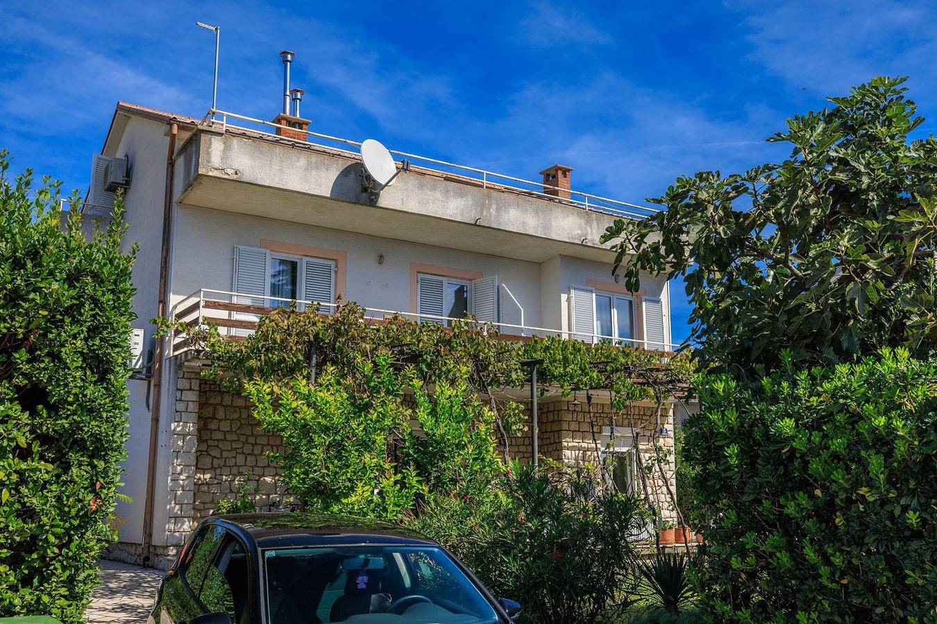 Ganze Wohnung, Beschauliches Apartment nur 300 Meter zum Strand mit Garten und Grill in Plaža Bribirska obala, Novi Vinodolski