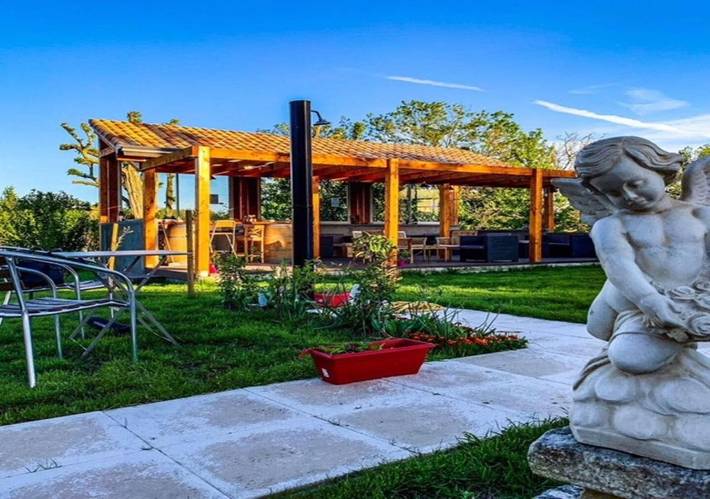 Location de vacances pour 2 personnes, avec Terrasse et Jardin ainsi que Piscine et Vue à Les Artigues-de-Lussac - 4