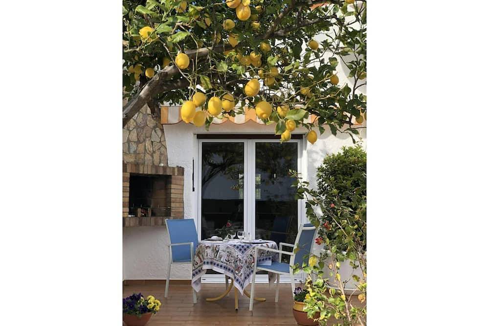 Charming renovated house - 4 mn walk from Grifeu beach - Very nice garden-Parking area in Llanca, Upper Empordà