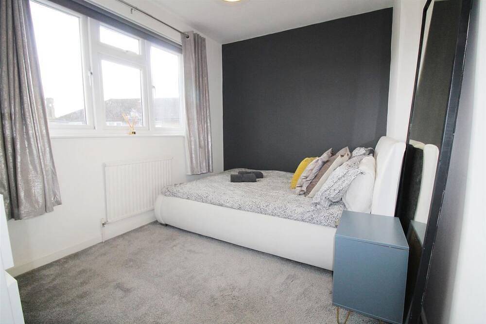 Beautiful 3 Bedroom Home With Parking and Fitness Equipment in Reading, Berkshire
