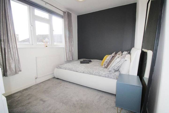 Beautiful 3 Bedroom Home With Parking and Fitness Equipment in Reading, Berkshire