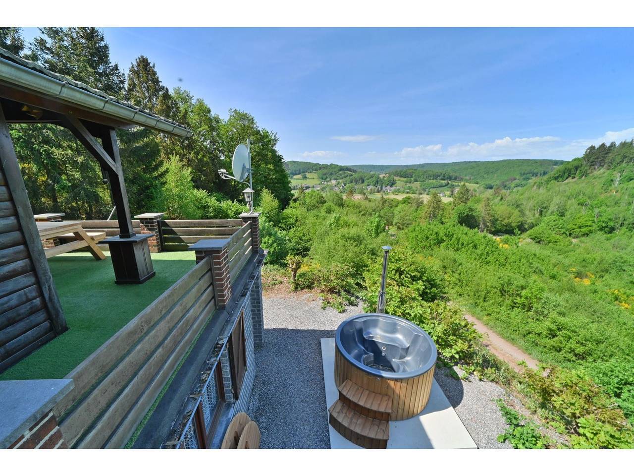 Chalet in Beffe mit Whirlpool & Talblick in Rendeux, Luxemburg Provinz