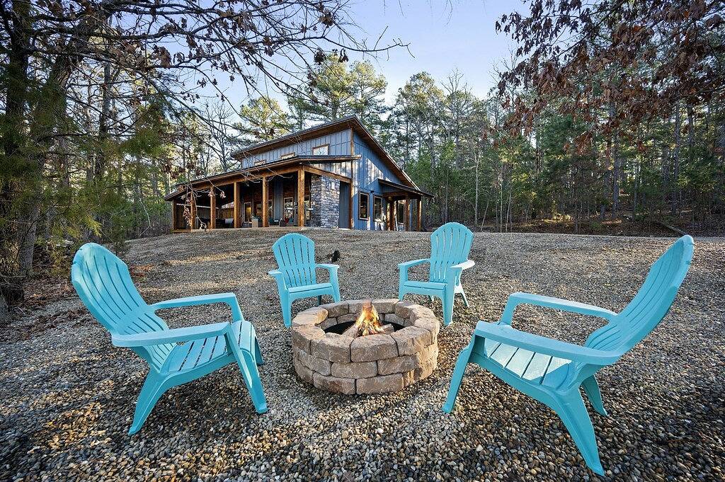 Cottage on the Pond: Hot Tub, Patio, Fishing in Broken Bow, Broken Bow Lake
