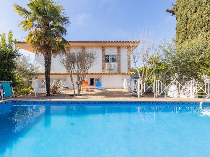 Ferienhaus für 9 Personen, mit Balkon und Garten sowie Pool