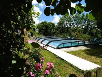 Location de vacances pour 2 personnes, avec jardin et vue ainsi que piscine et terrasse à Chavagnes-en-Paillers