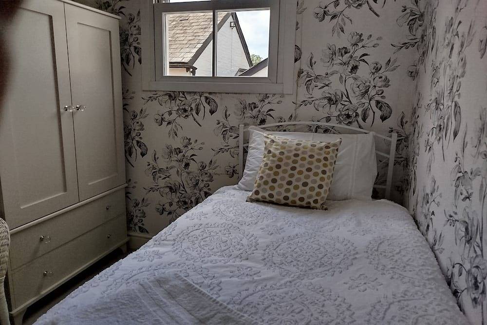 Beautiful 3 bed, 2 bath cottage with off road parking and storage. in Berkshire