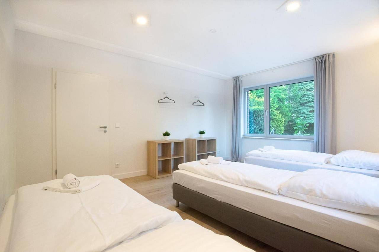 Ganze Wohnung, Tolstov House - Freistehendes 9 Zimmer Haus mit großem Garten in Pulheim, Rhein-Erft-Kreis
