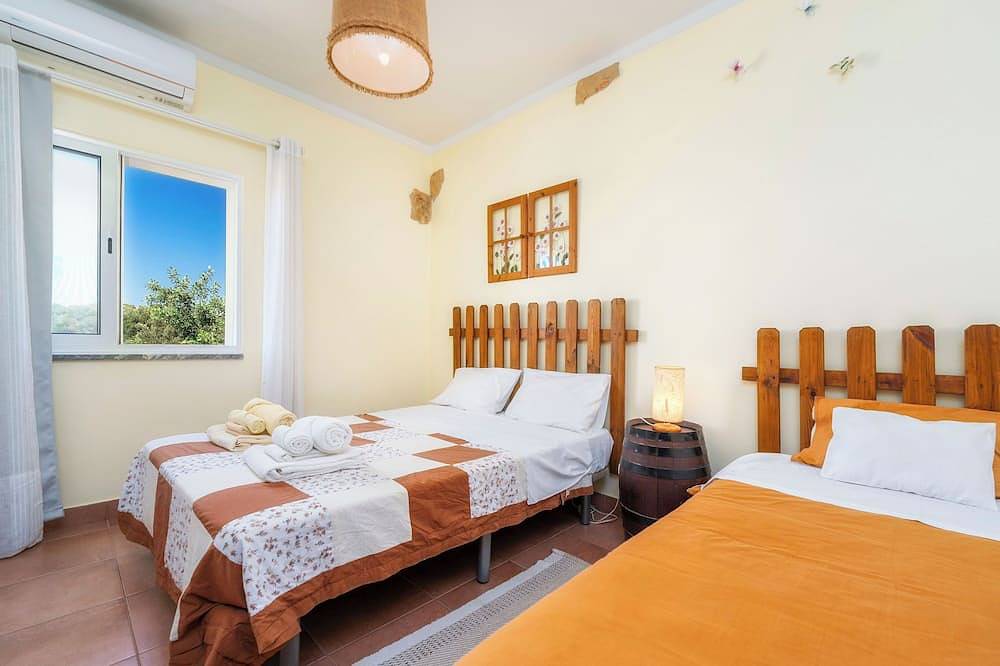 Renovated country house with large garden and swimming pool in Moncarapacho, Parque Natural da Ria Formosa