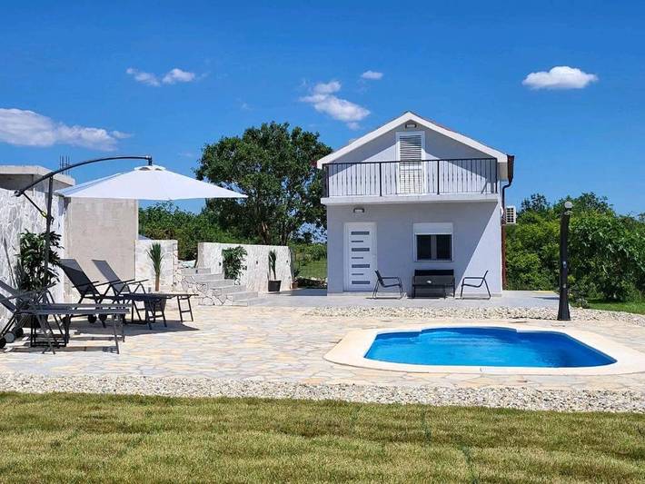 Villa für 5 Personen, mit Pool und Ausblick sowie Garten, mit Haustier in Zadar