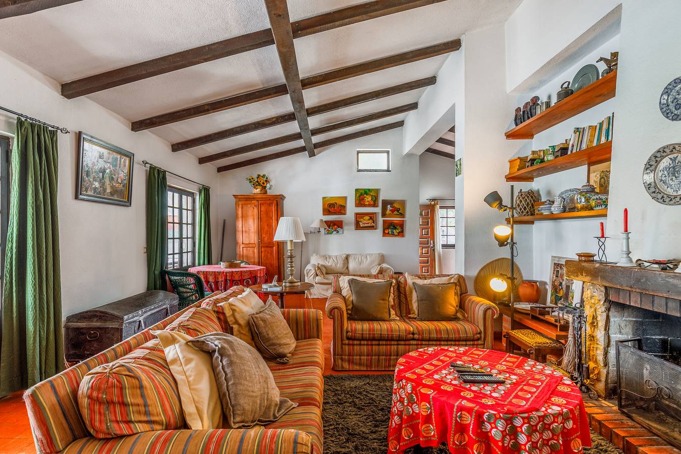 Holiday Home 'Vila Das Manas' with Private Pool, Private Garden and Wi-Fi in Aroeira, Corroios