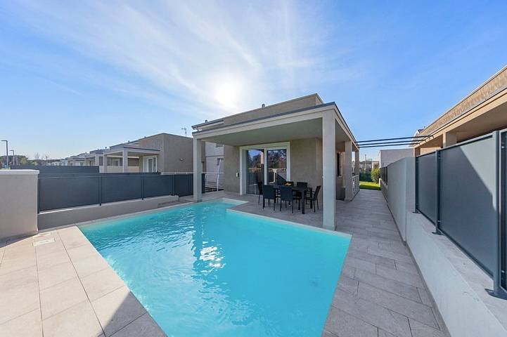 Villa für 8 Personen, mit Garten und Sauna sowie Balkon in Sirmione