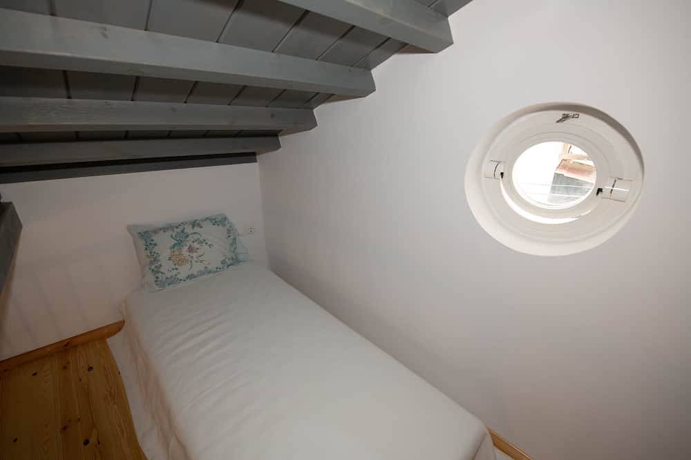 A beautiful, newly renovated, fully equipped traditional house in Glossa in Glossa, Sporaden